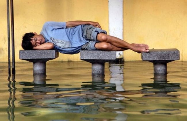 21 Hilarious Pics That Prove People Can Sleep Anywhere