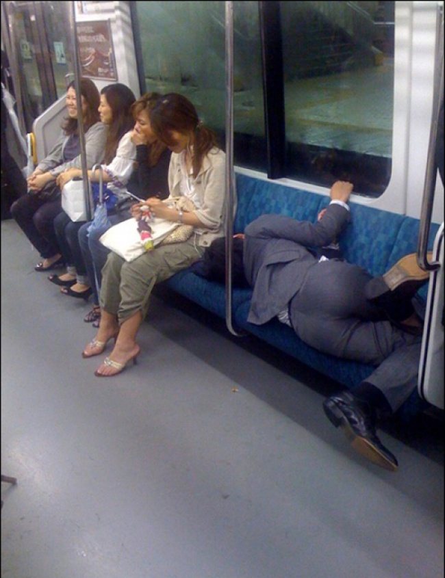 21 Hilarious Pics That Prove People Can Sleep Anywhere