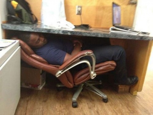 21 Hilarious Pics That Prove People Can Sleep Anywhere