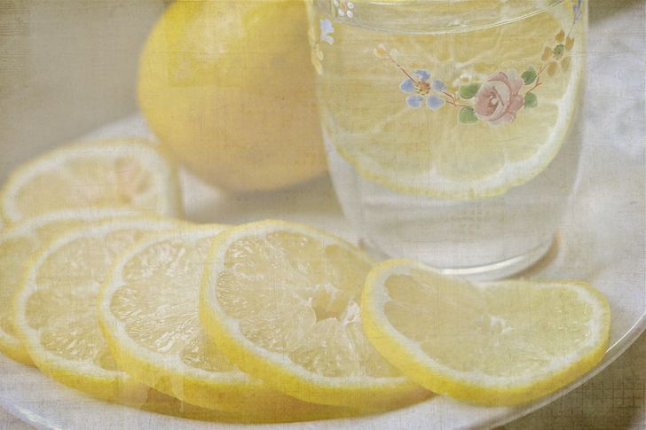 8 Things Happen to Your Body When You Drink Lemon Water